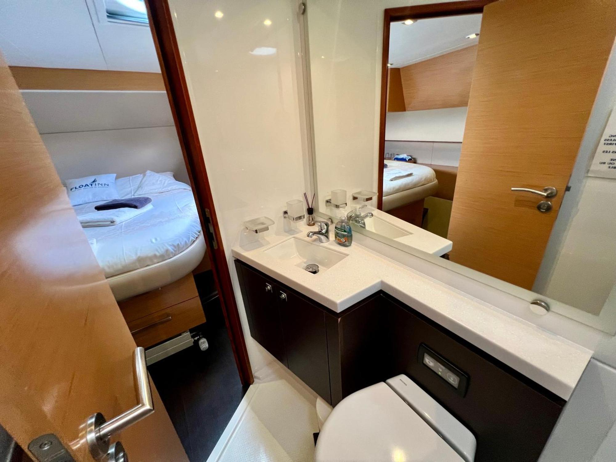 Botel Floatinn Boat-bnb