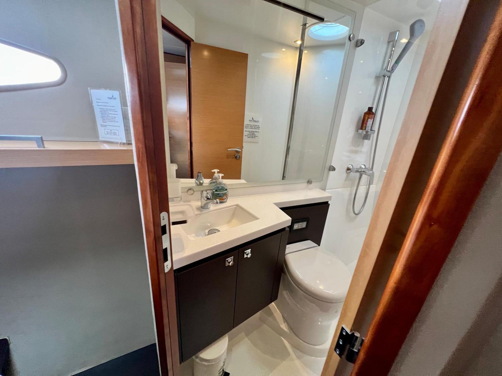 Floatinn Boat-bnb Botel 3*