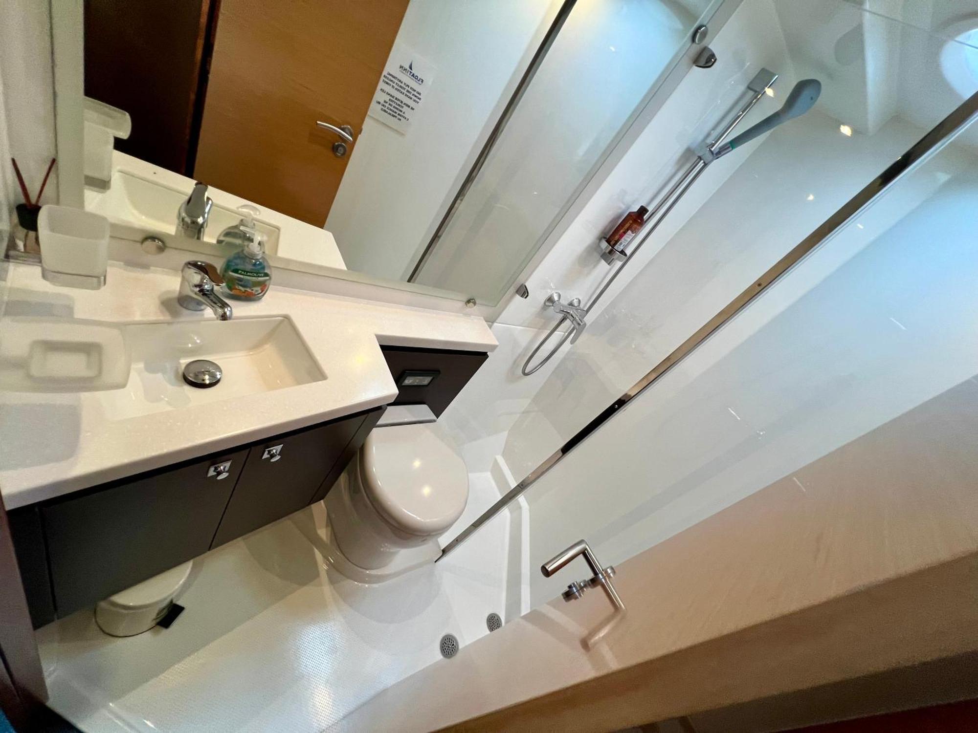 Botel Floatinn Boat-bnb 3*