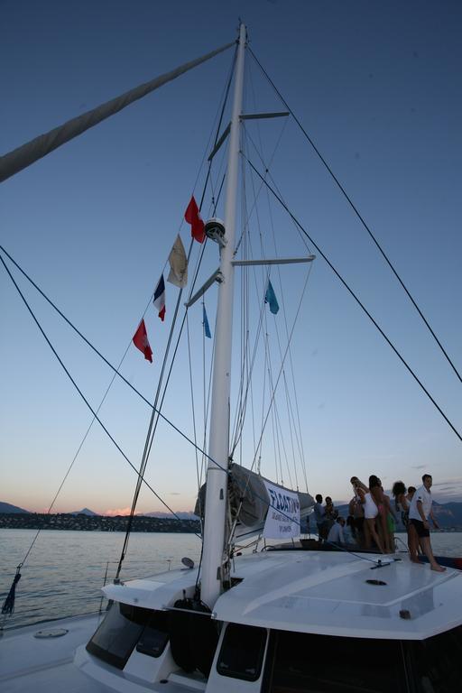 Floatinn Boat-bnb Botel 3*